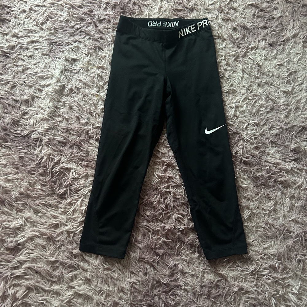 Nike  Pro Mid - Rise Crop Leggings